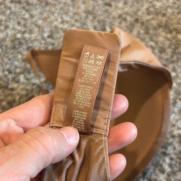 SKIMS Tan Seamless T-Shirt Bra - Picture 4 of 8
